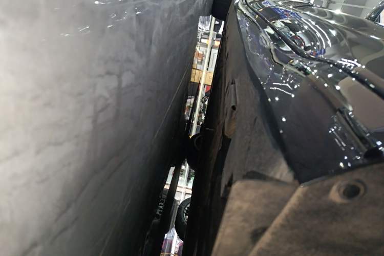 Used Denza Z9 2024 1100 km All-Wheel-Drive Ultra Version Left Side Sill
