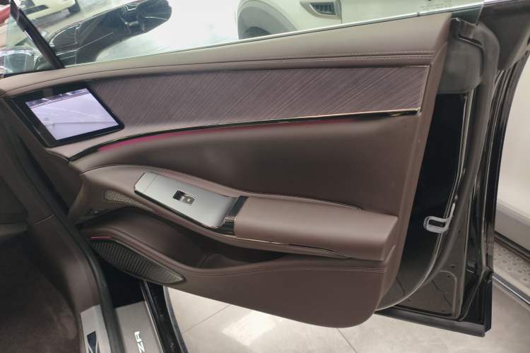 Used Denza Z9 2024 1100 km All-Wheel-Drive Ultra Version Right Front Door Interior