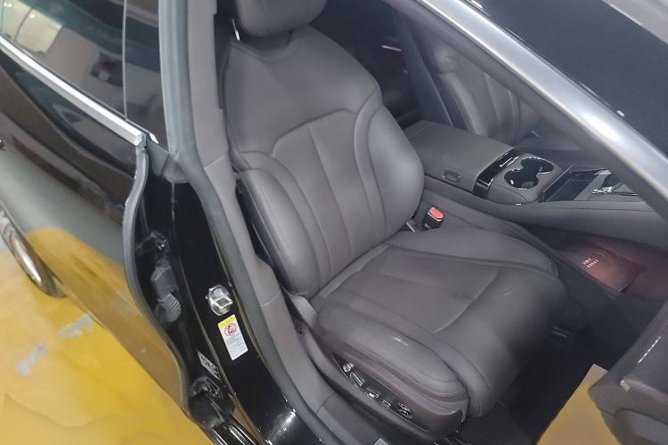 Used Denza Z9 2024 1100 km All-Wheel-Drive Ultra Version Right Front Seat