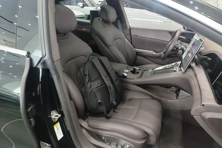 Used Denza Z9 2024 1100 km All-Wheel-Drive Ultra Version Right Front Seat