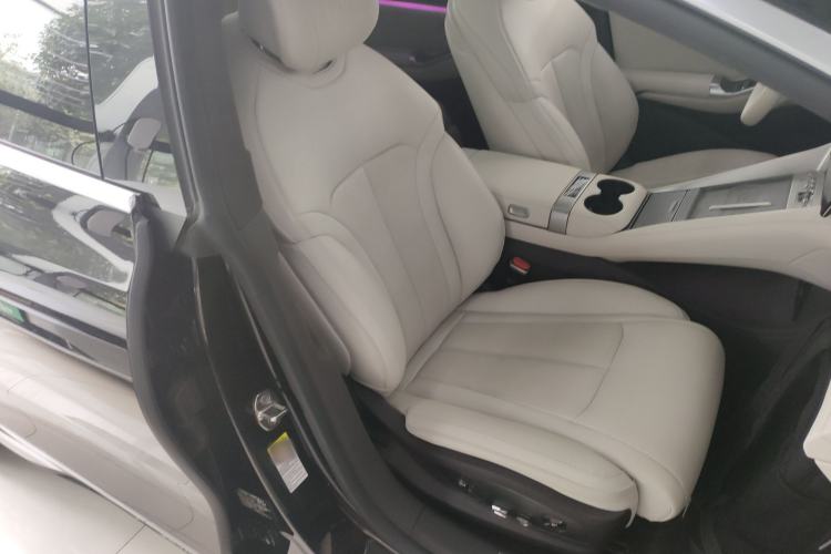 Used Denza Z9 2024 630 km All-Wheel Drive Max Version Right Front Seat