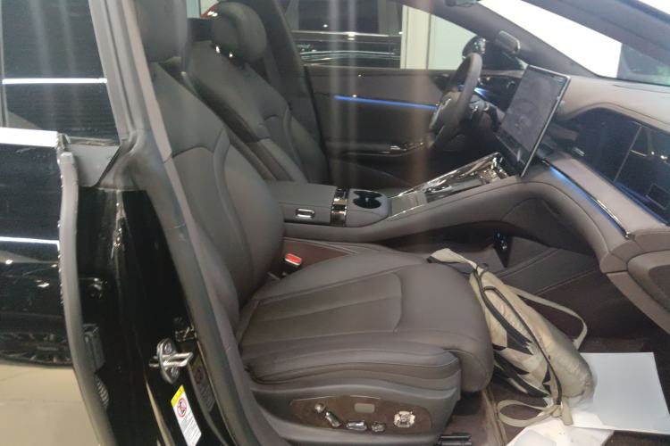 Used Denza Z9 2024 1100 km All-Wheel-Drive Ultra Version Right Front Seat