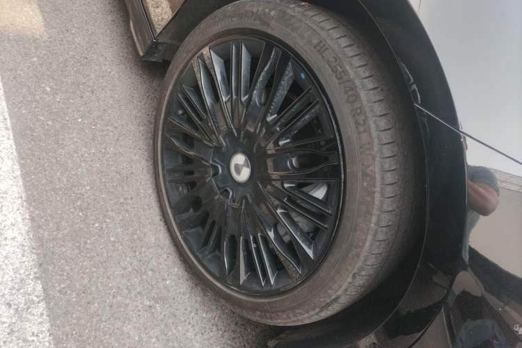 Used Denza Z9 2024 1100 km All-Wheel-Drive Ultra Version Right Front Wheel Hub