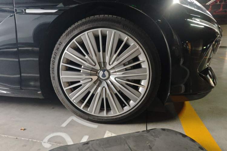 Used Denza Z9 2024 1100 km All-Wheel-Drive Ultra Version Right Front Wheel Hub
