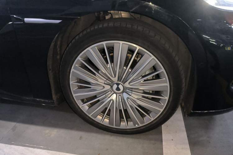 Used Denza Z9 2024 1100 km All-Wheel-Drive Ultra Version Right Front Wheel Hub