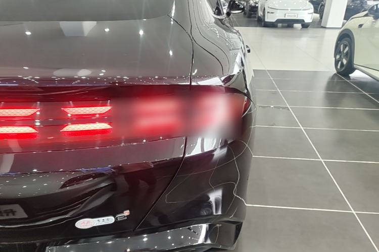 Used Denza Z9 2024 1100 km All-Wheel-Drive Ultra Version Right Rear Taillight