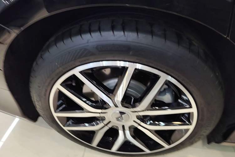 Used Denza Z9 2024 630 km All-Wheel Drive Max Version Right Rear Wheel Hub