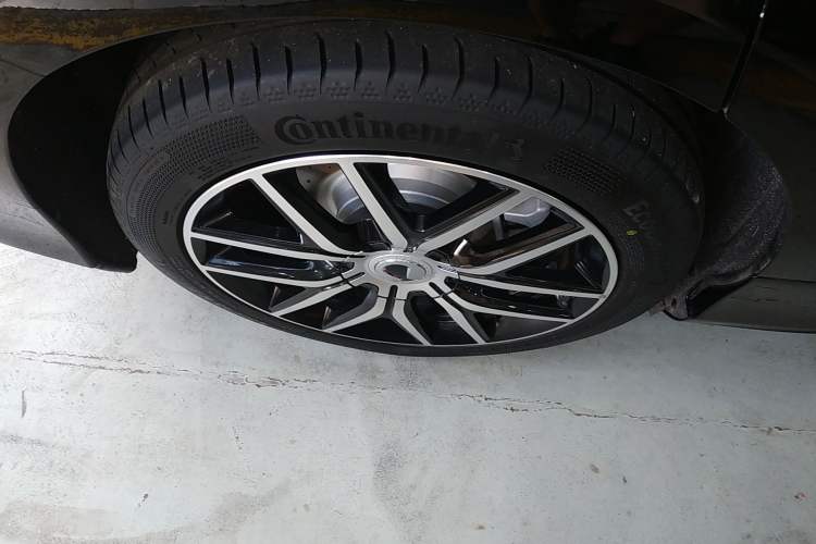 Used Denza Z9 2024 1100 km Four-Wheel Drive Pro Version Right Rear Wheel Hub