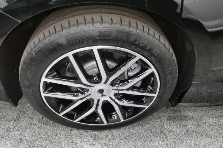 Used Denza Z9 2024 1100 km Four-Wheel Drive Max Version Right Rear Wheel Hub