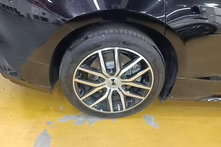 Used Denza Z9 2024 1100 km Four-Wheel Drive Max Version Right Rear Wheel Hub