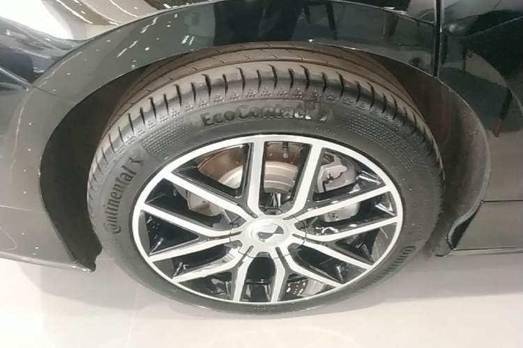 Used Denza Z9 2024 1100 km Four-Wheel Drive Max Version Right Rear Wheel Hub