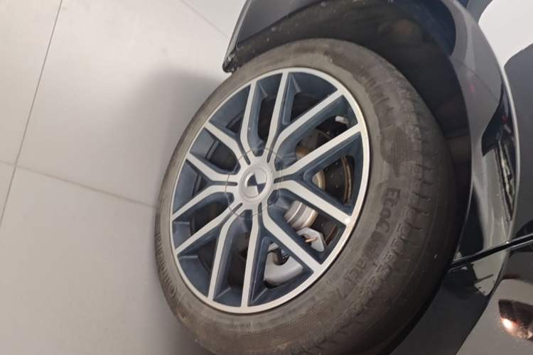 Used Denza Z9 2024 1100 km Four-Wheel Drive Max Version Right Rear Wheel Hub
