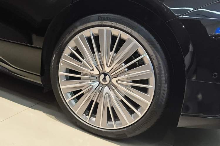 Used Denza Z9 2024 1100 km All-Wheel-Drive Ultra Version Right Rear Wheel Hub