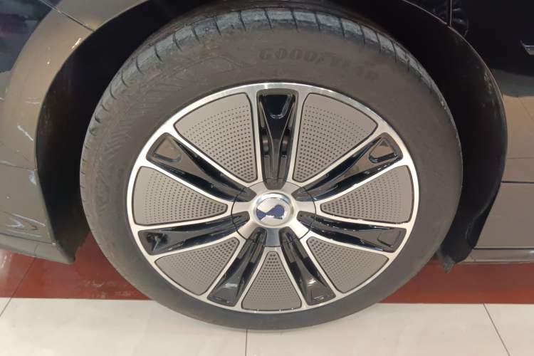 Used Denza Z9 2024 1100 km All-Wheel-Drive Ultra Version Right Rear Wheel Hub