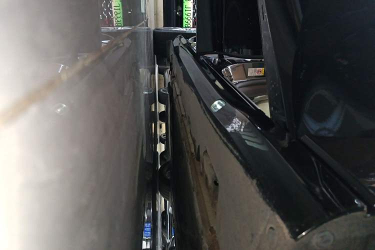 Used Denza Z9 2024 1100 km All-Wheel-Drive Ultra Version Right Side Sill