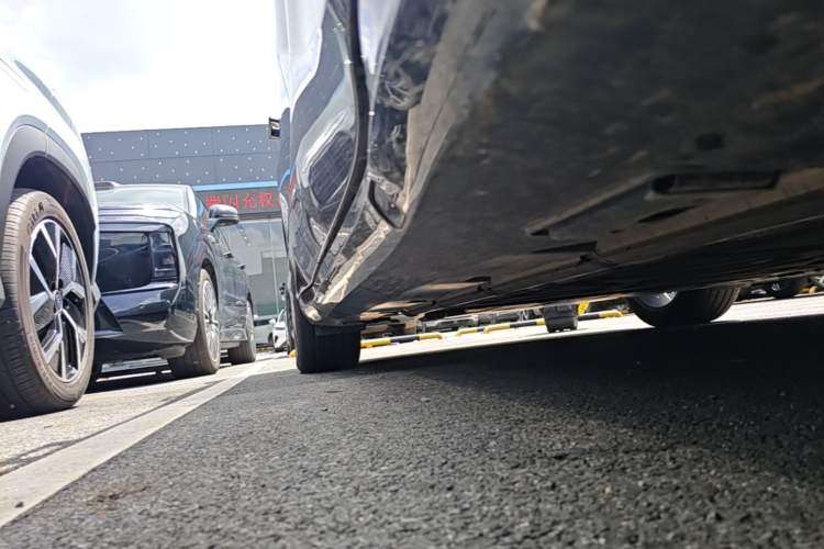 Used Denza Z9 2024 1100 km Four-Wheel Drive Max Version Right Side Sill