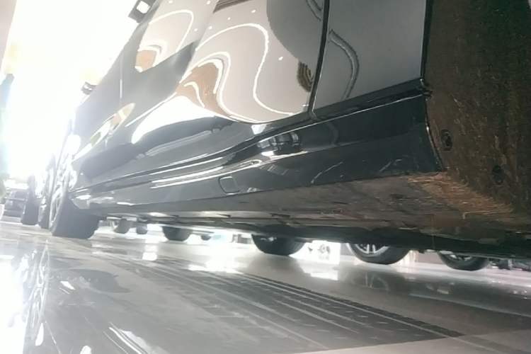 Used Denza Z9 2024 1100 km Four-Wheel Drive Max Version Right Side Sill