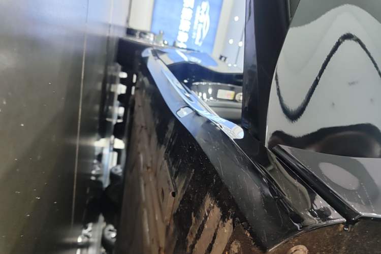 Used Denza Z9 2024 1100 km All-Wheel-Drive Ultra Version Right Side Sill