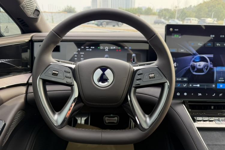 Used Denza Z9 2024 1100 km Four-Wheel Drive Max Version Steering Wheel