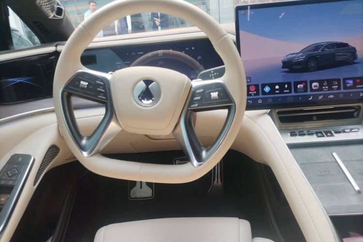 Used Denza Z9 2024 1100 km All-Wheel-Drive Ultra Version Steering Wheel