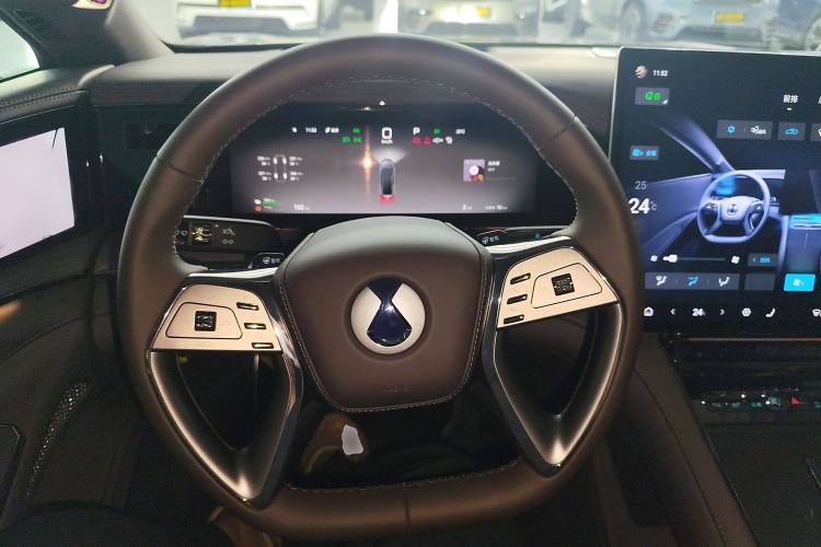 Used Denza Z9 2024 1100 km All-Wheel-Drive Ultra Version Steering Wheel