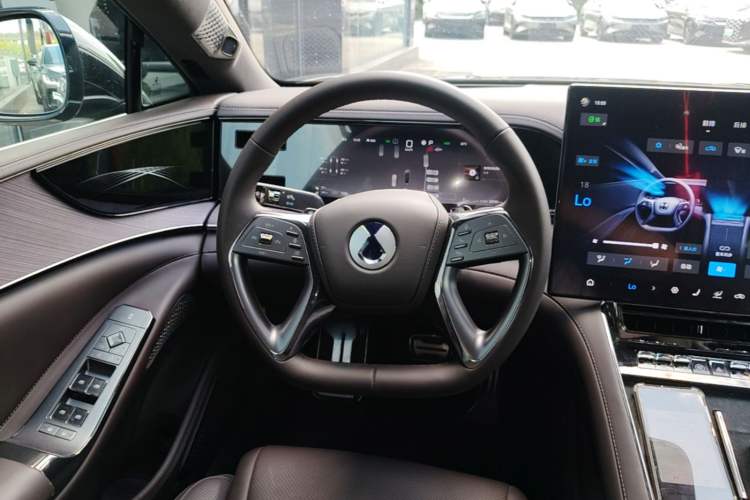 Used Denza Z9 2024 1100 km Four-Wheel Drive Max Version Steering Wheel