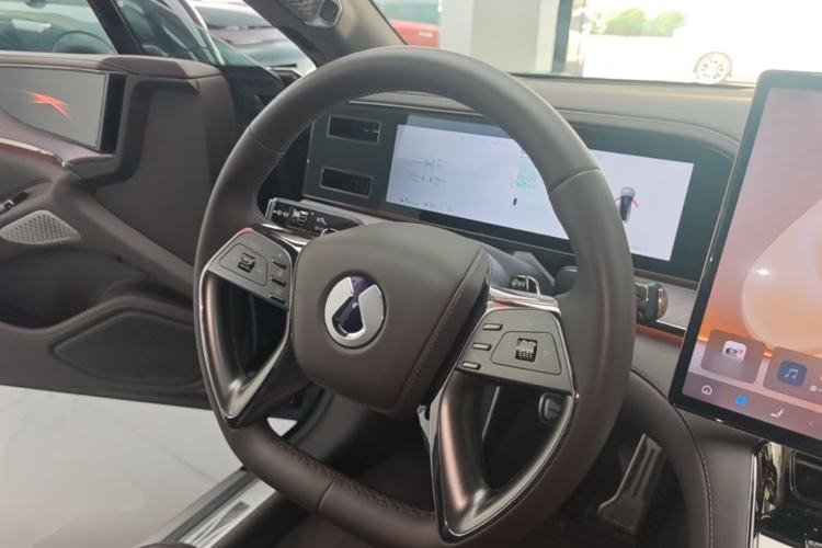 Used Denza Z9 2024 1100 km Four-Wheel Drive Max Version Steering Wheel