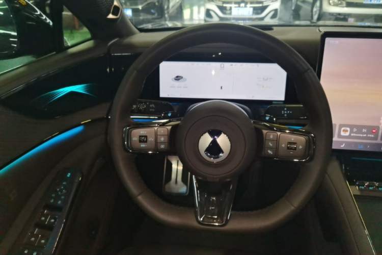Used Denza Z9 2024 1100 km Four-Wheel Drive Max Version Steering Wheel