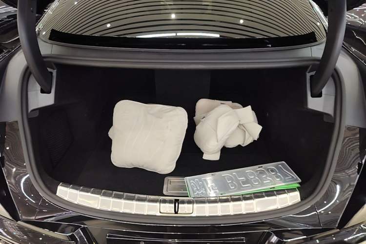 Used Denza Z9 2024 630 km All-Wheel Drive Max Version Trunk