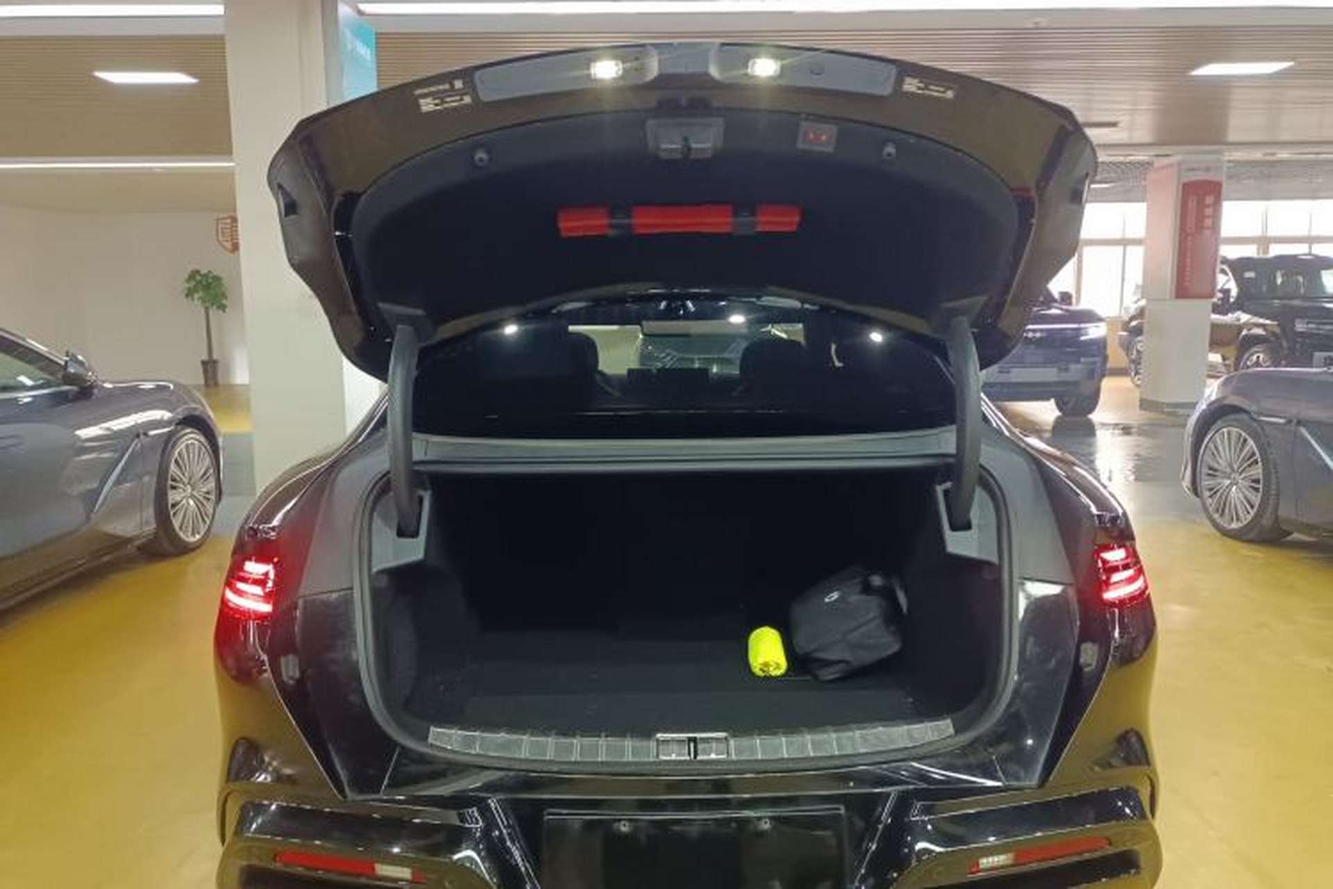 Used Denza Z9 2024 1100 km Four-Wheel Drive Max Version Trunk
