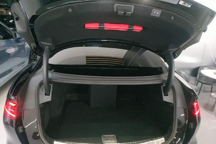 Used Denza Z9 2024 1100 km Four-Wheel Drive Max Version Trunk