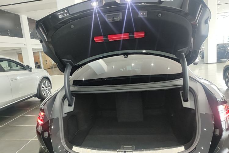 Used Denza Z9 2024 1100 km All-Wheel-Drive Ultra Version Trunk