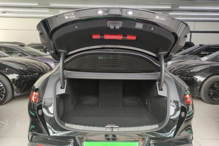 Used Denza Z9 2024 630 km All-Wheel Drive Max Version Trunk