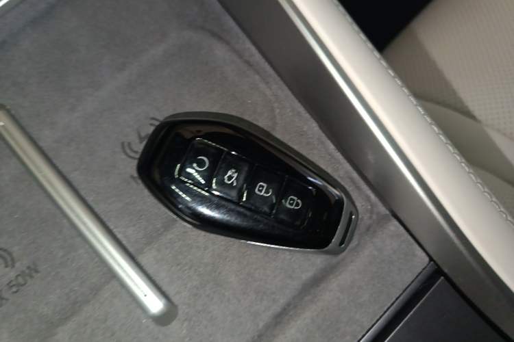 Used Denza Z9 2024 1100 km All-Wheel-Drive Ultra Version Vehicle Key
