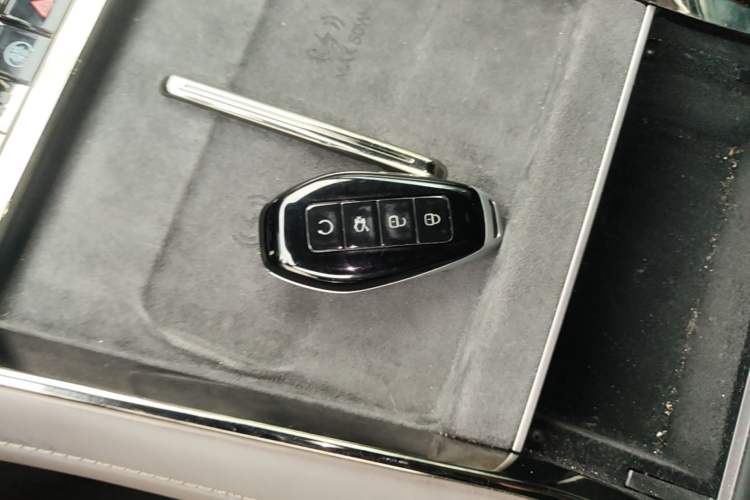 Used Denza Z9 2024 1100 km Four-Wheel Drive Max Version Vehicle Key