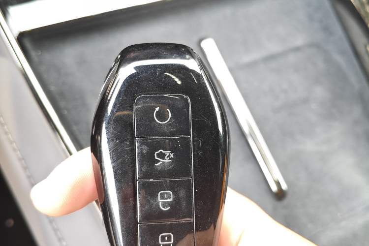 Used Denza Z9 2024 1100 km Four-Wheel Drive Max Version Vehicle Key