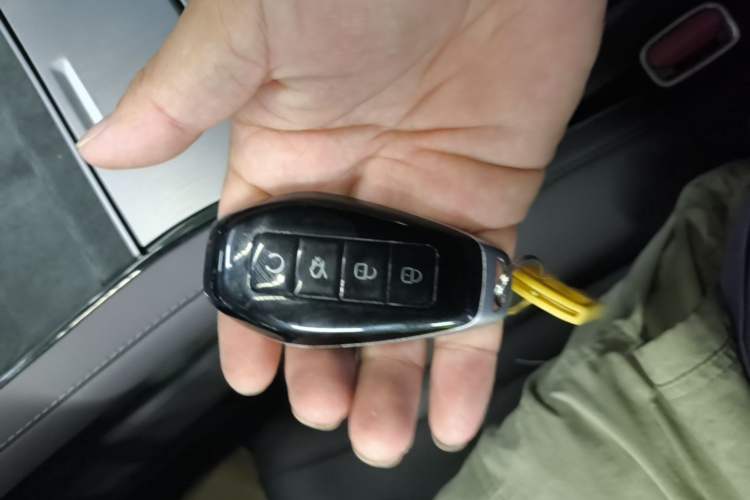 Used Denza Z9 2024 1100 km Four-Wheel Drive Max Version Vehicle Key