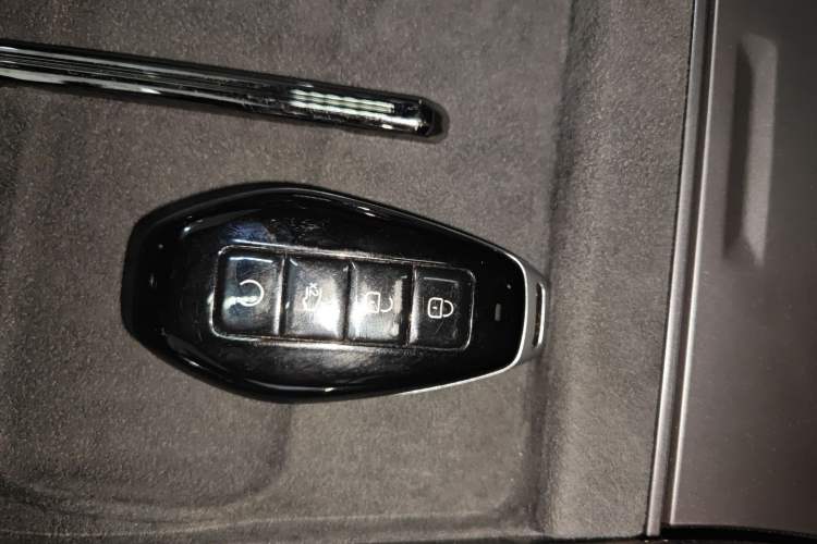 Used Denza Z9 2024 1100 km Four-Wheel Drive Max Version Vehicle Key