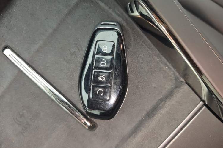 Used Denza Z9 2024 1100 km Four-Wheel Drive Max Version Vehicle Key