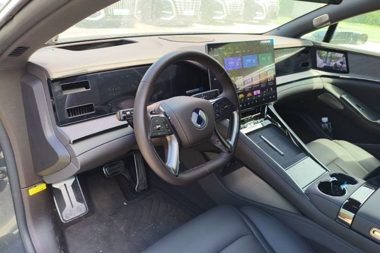 Used Denza Z9 2024 1100 km All-Wheel-Drive Ultra Version Center Console