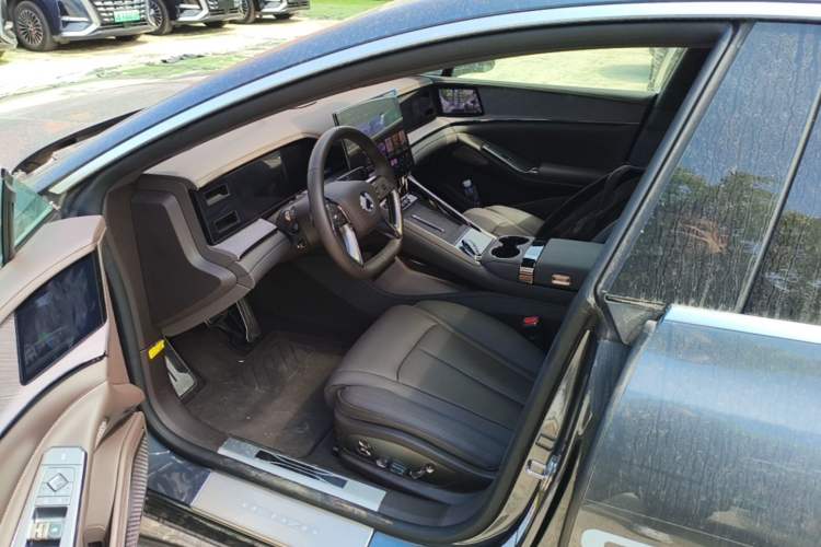 Used Denza Z9 2024 1100 km All-Wheel-Drive Ultra Version Driver Seat