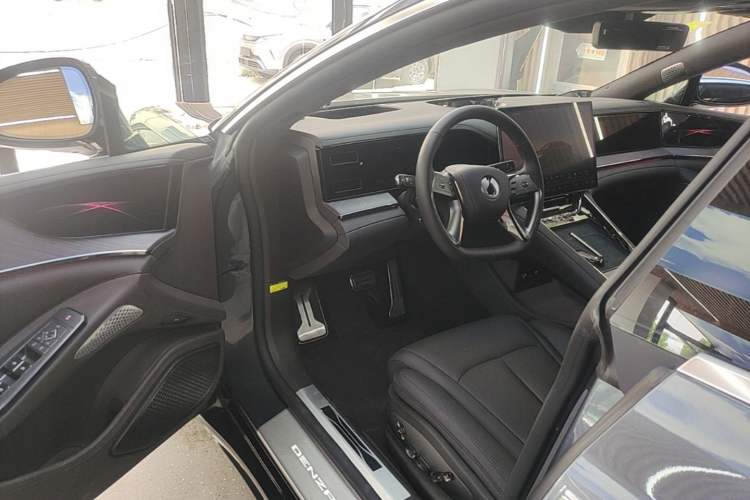 Used Denza Z9 2024 1100 km Four-Wheel Drive Max Version Driver Seat