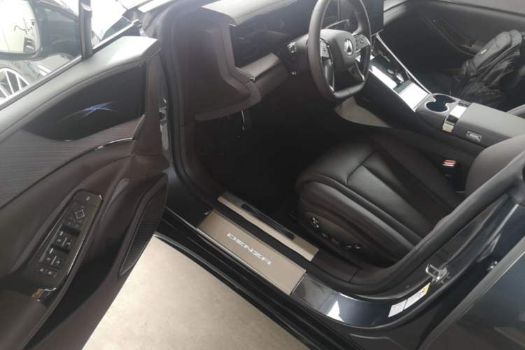 Used Denza Z9 2024 1100 km Four-Wheel Drive Max Version Driver Seat