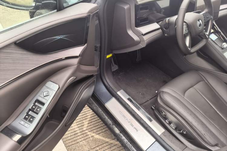 Used Denza Z9 2024 1100 km Four-Wheel Drive Max Version Driver Seat