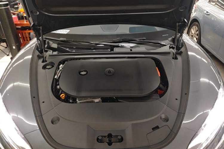 Used Denza Z9 2024 1100 km Four-Wheel Drive Max Version Engine Bay