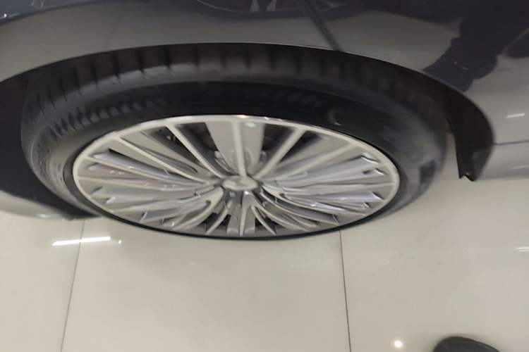 Used Denza Z9 2024 1100 km All-Wheel-Drive Ultra Version Exterior 5