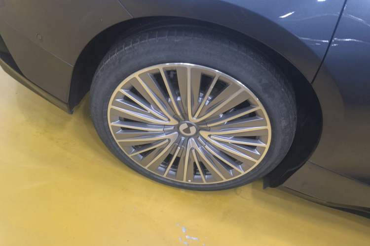 Used Denza Z9 2024 1100 km All-Wheel-Drive Ultra Version Exterior 5