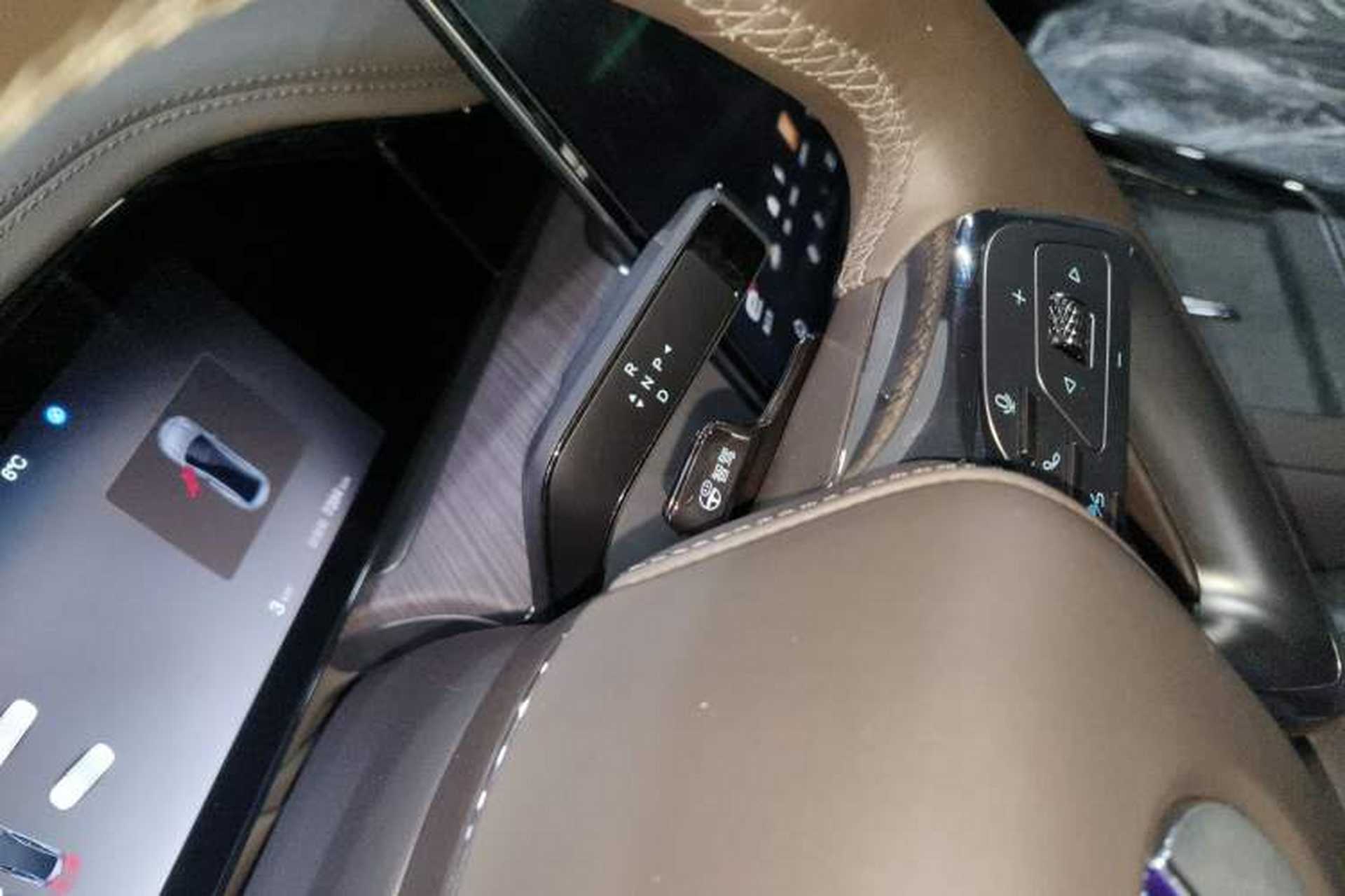 Used Denza Z9 2024 1100 km Four-Wheel Drive Max Version Gear Lever
