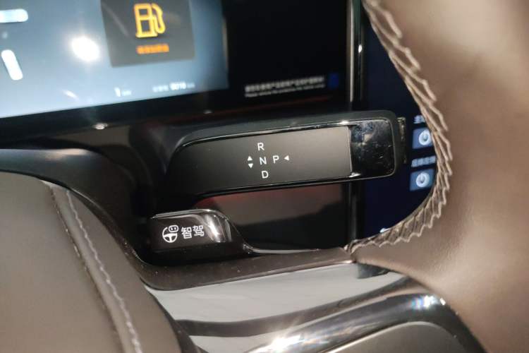 Used Denza Z9 2024 1100 km Four-Wheel Drive Max Version Gear Lever
