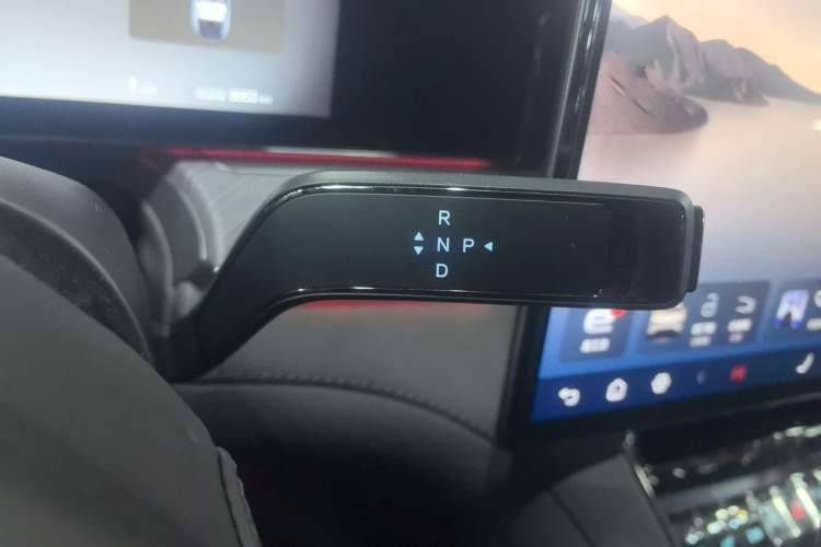 Used Denza Z9 2024 1100 km All-Wheel-Drive Ultra Version Gear Lever